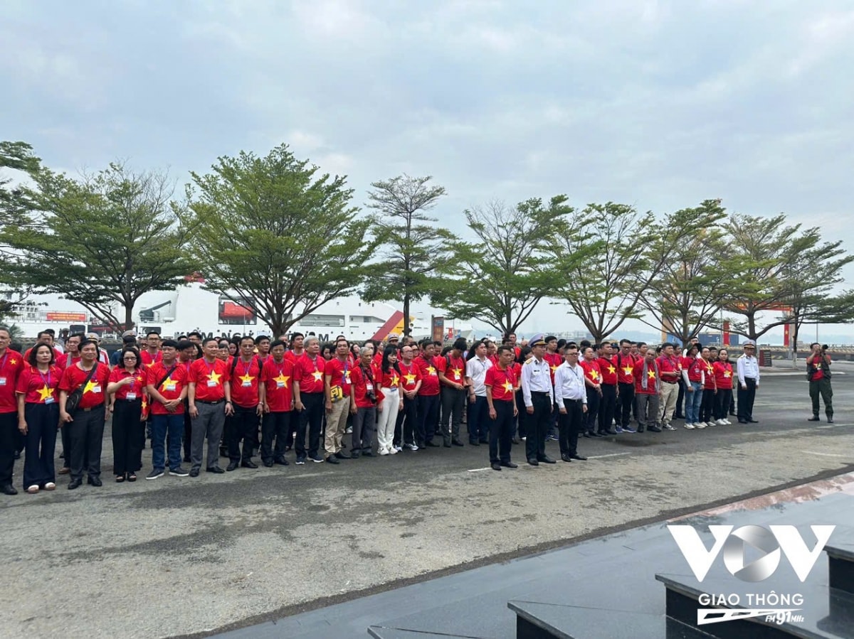 100 lãnh đạo, phóng viên báo chí lên đường hướng về trường sa hình ảnh 8 100 lanh dao, phong vien bao chi len duong huong ve truong sa hinh anh 8