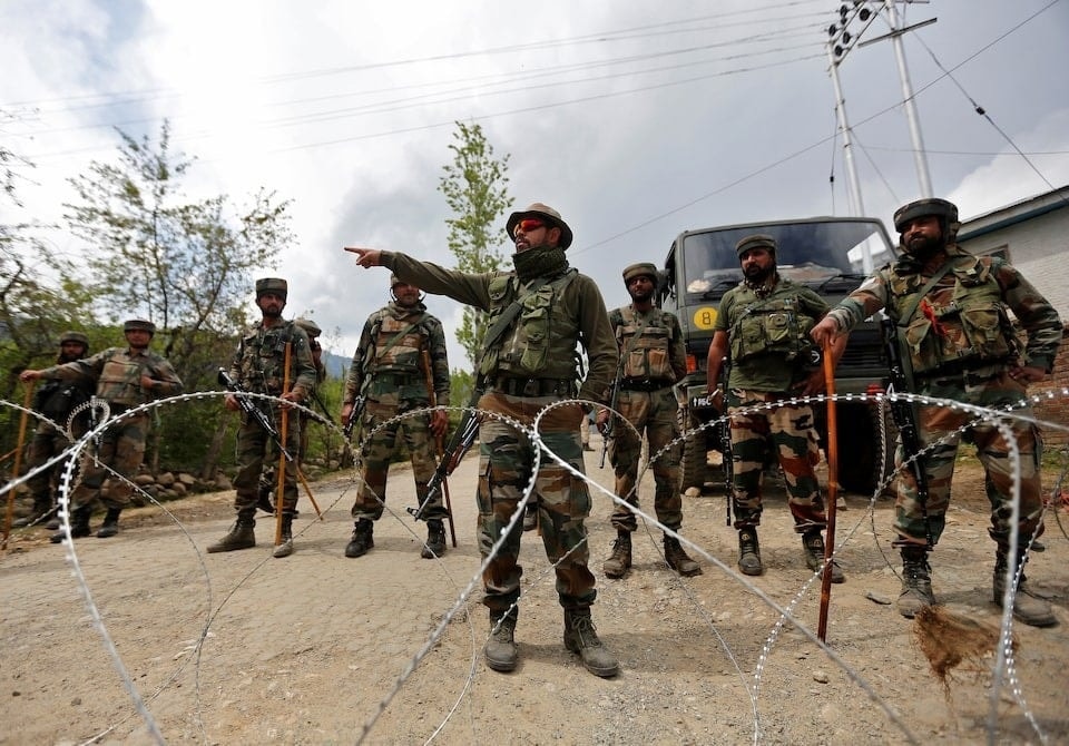 Binh lính quân đội Ấn Độ đứng gác bên trong căn cứ quân sự ở Kashmir, năm 2017. (Ảnh: Reuters)