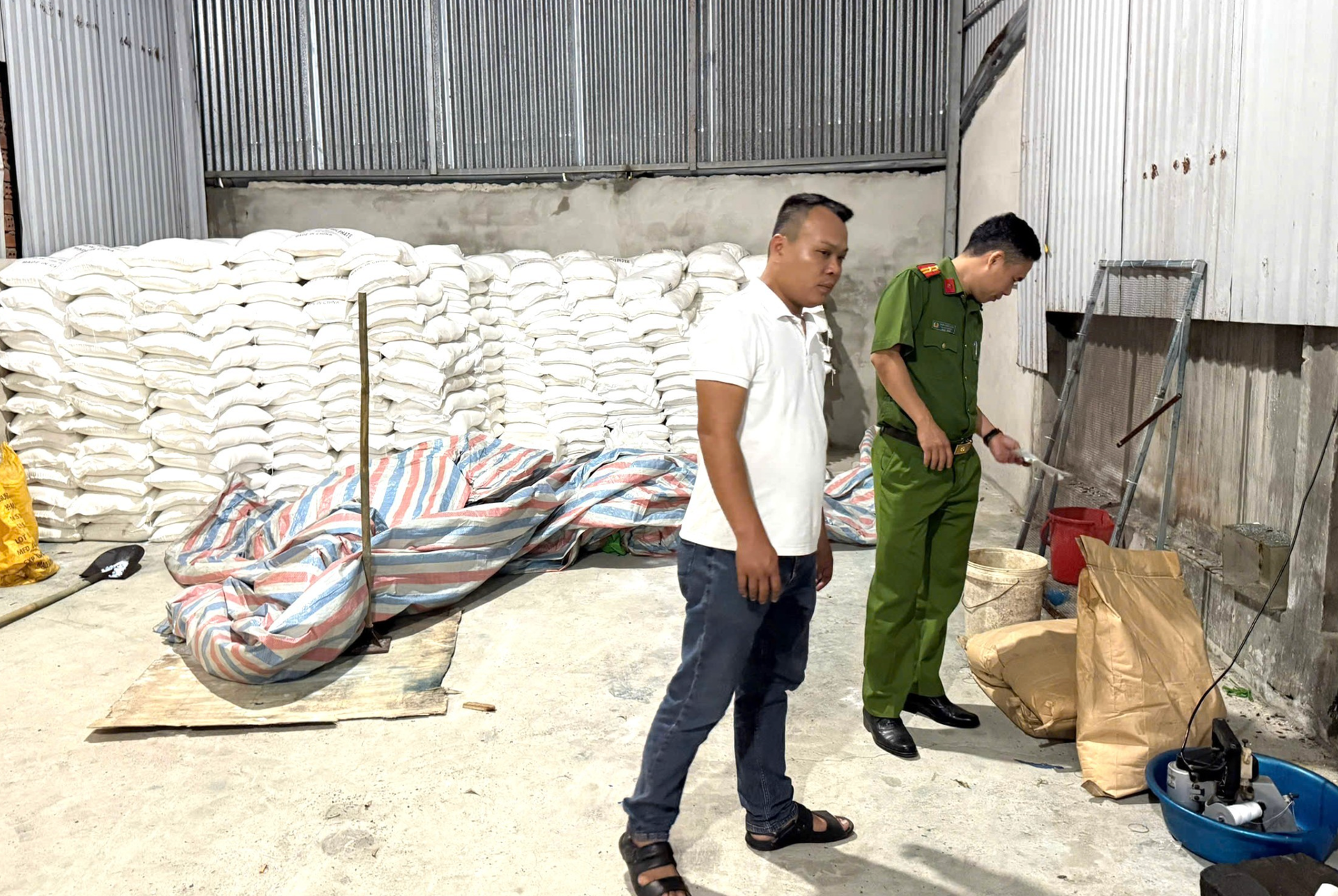 Lực lượng công an kiểm tra bên trong khu vực nhà xưởng.