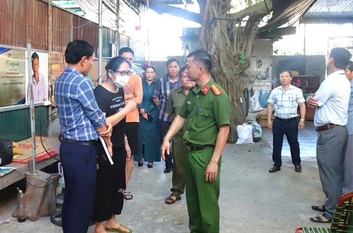 Lực lượng chức năng thị trấn Cầu Giát kiểm tra cơ sở khám chữa bệnh trái phép của ông Bùi Văn Quang