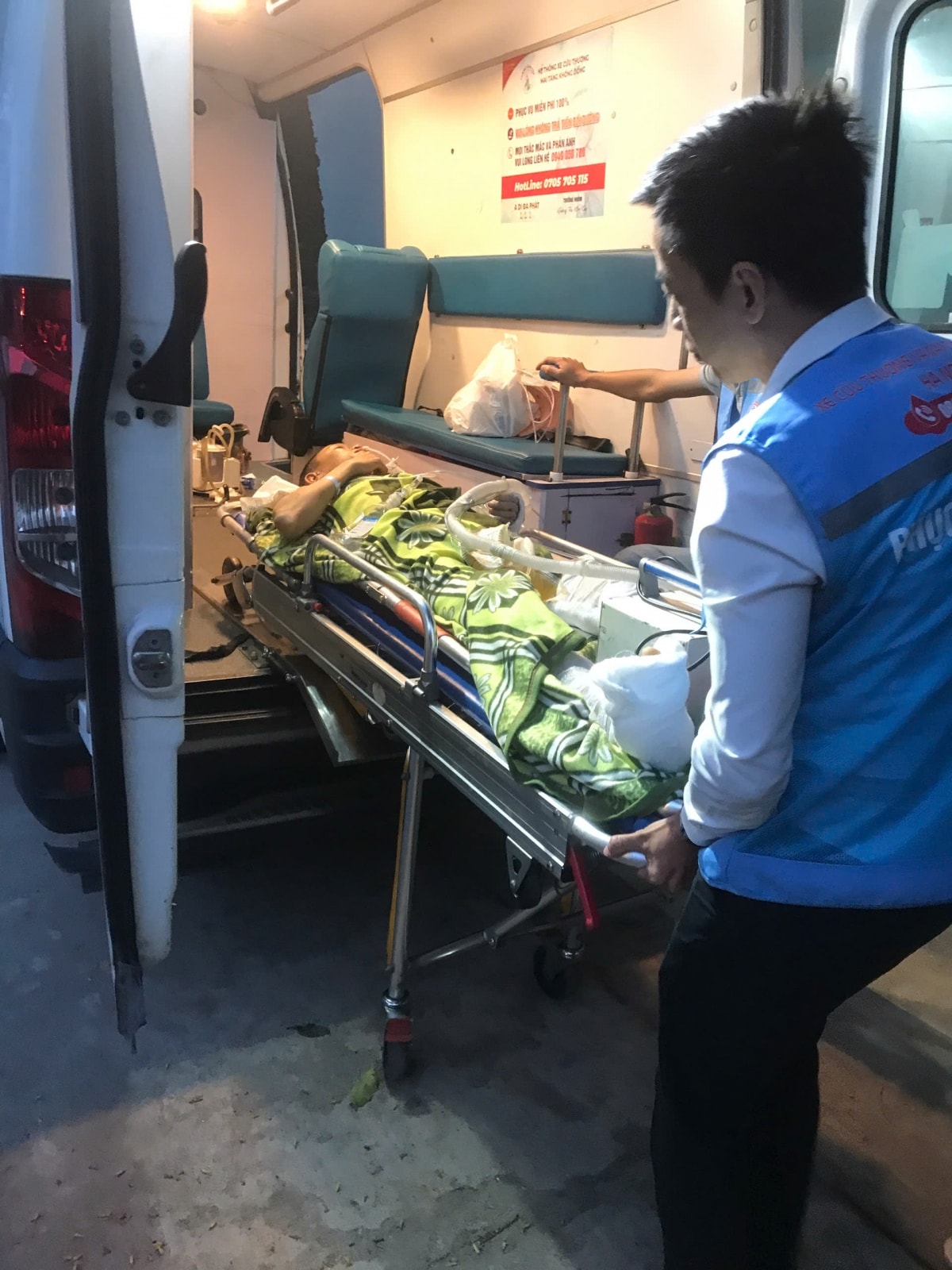 những chuyến xe cứu thương 0 đồng đầy ắp nghĩa tình hình ảnh 4 nhung chuyen xe cuu thuong 0 dong day ap nghia tinh hinh anh 4