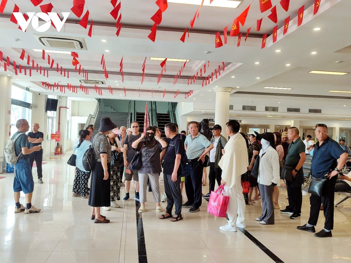 xử phạt tàu du lịch ở hạ long vì du khách cầm theo chai nhựa Ý kiến trái chiều hình ảnh 2 xu phat tau du lich o ha long vi du khach cam theo chai nhua Y kien trai chieu hinh anh 2