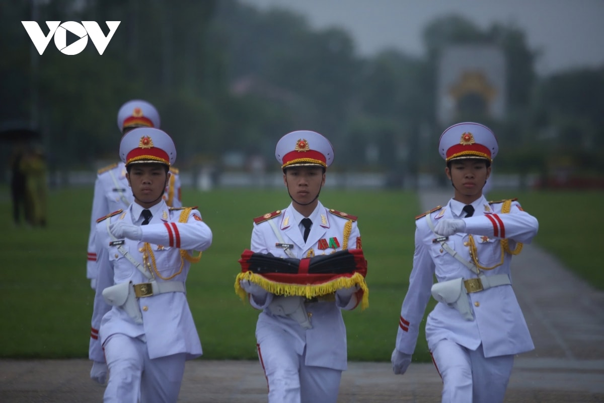 le treo co ru nguyen chu tich nuoc tran Duc luong tai quang truong ba Dinh hinh anh 10