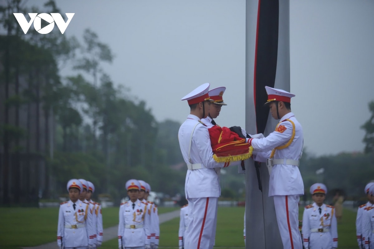 le treo co ru nguyen chu tich nuoc tran Duc luong tai quang truong ba Dinh hinh anh 9