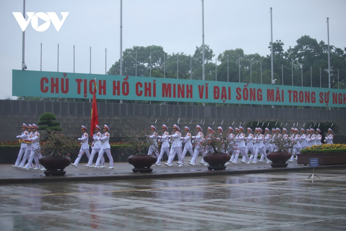le treo co ru nguyen chu tich nuoc tran Duc luong tai quang truong ba Dinh hinh anh 6
