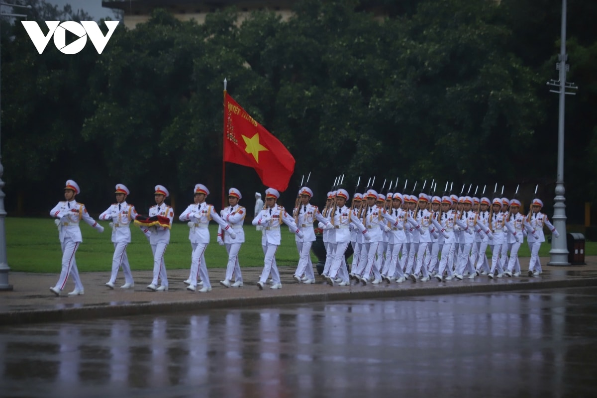 le treo co ru nguyen chu tich nuoc tran Duc luong tai quang truong ba Dinh hinh anh 3