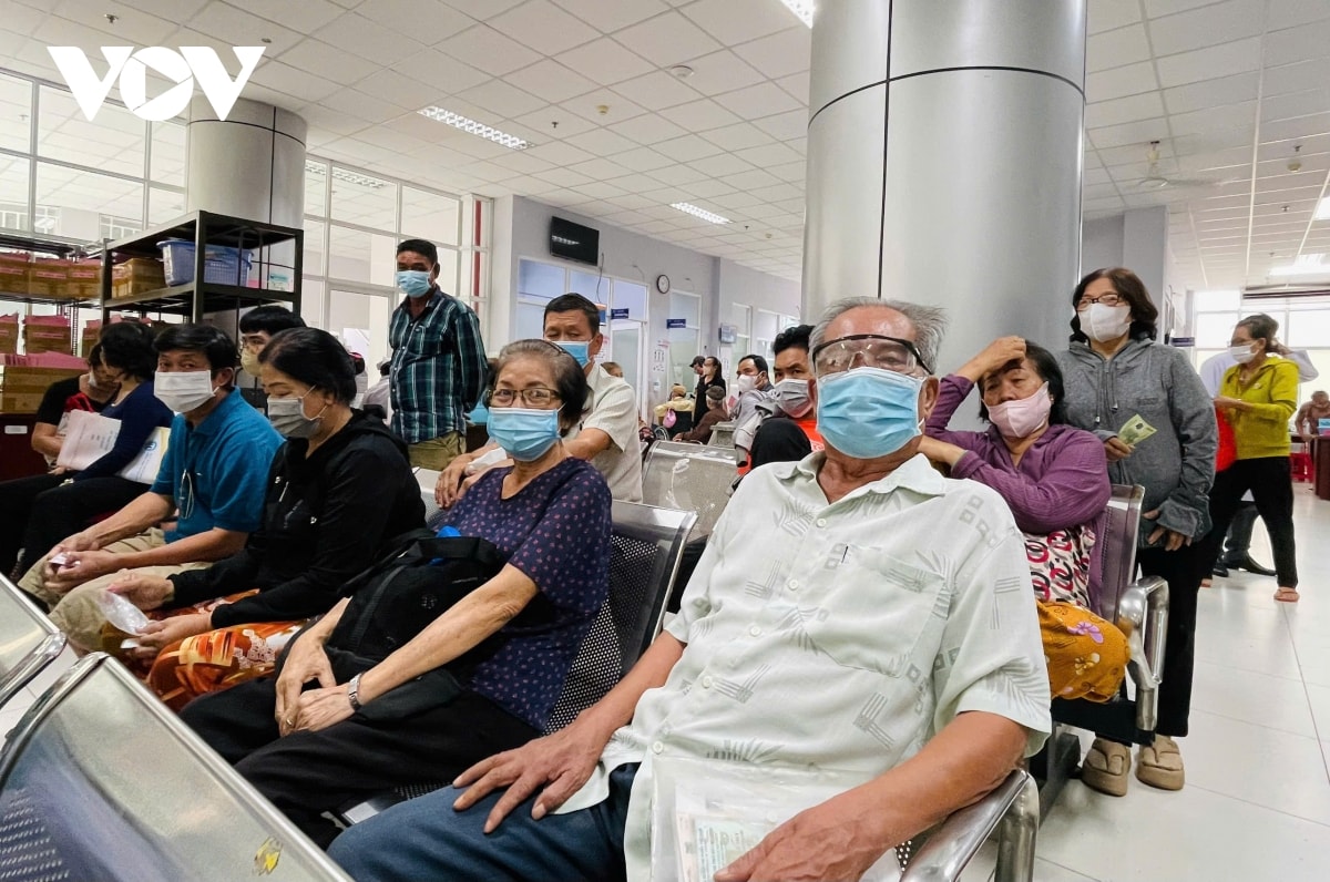 nhiều bệnh viện ở tp.hcm quá tải, người bệnh bhyt vật vã chờ đợi hình ảnh 1 nhieu benh vien o tp.hcm qua tai, nguoi benh bhyt vat va cho doi hinh anh 1