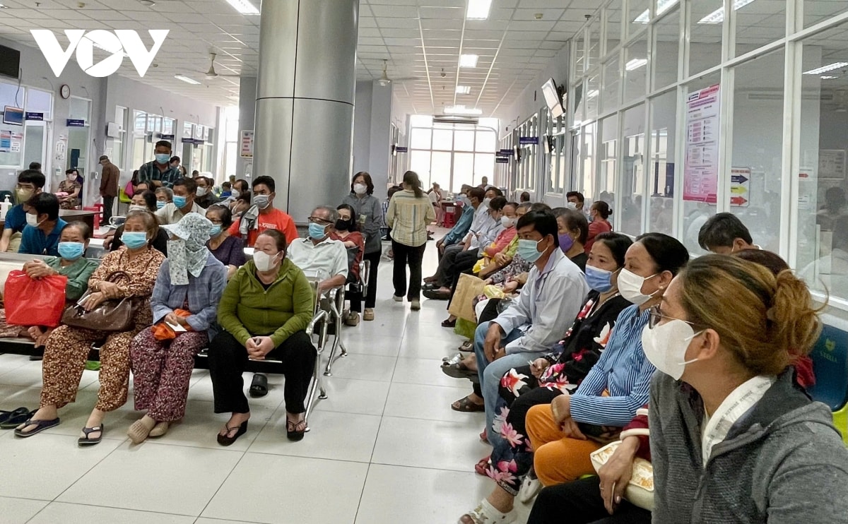 nhiều bệnh viện ở tp.hcm quá tải, người bệnh bhyt vật vã chờ đợi hình ảnh 5 nhieu benh vien o tp.hcm qua tai, nguoi benh bhyt vat va cho doi hinh anh 5