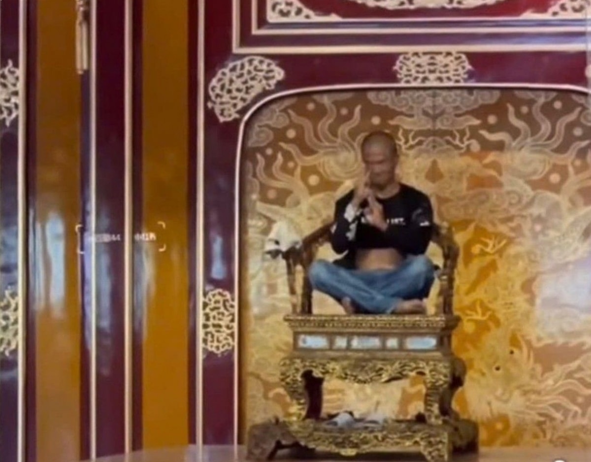 khống chế đối tượng phá hoại ngai vua triều nguyễn ở huế hình ảnh 1 khong che doi tuong pha hoai ngai vua trieu nguyen o hue hinh anh 1