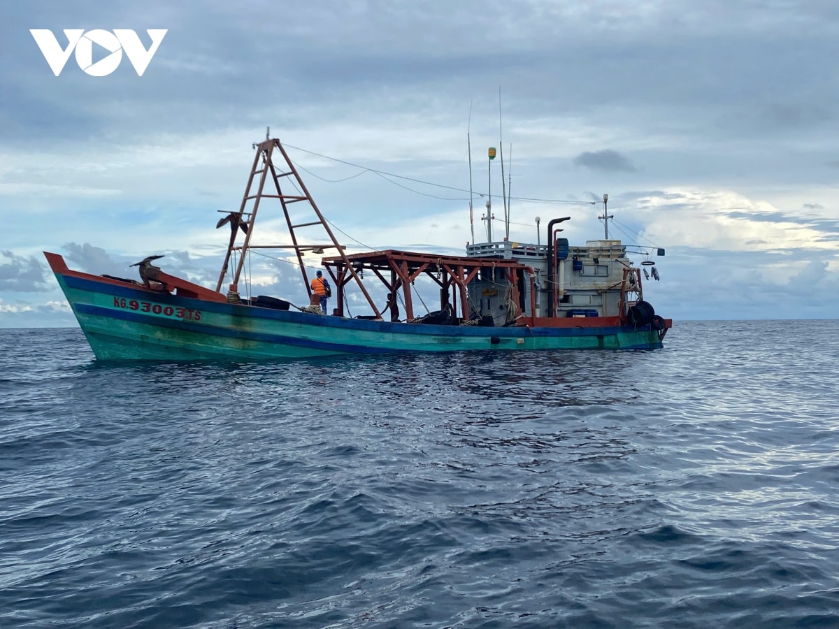 cảnh sát biển bắt giữ tàu vận chuyển trái phép 60.000 lít dầu hình ảnh 1 canh sat bien bat giu tau van chuyen trai phep 60.000 lit dau hinh anh 1