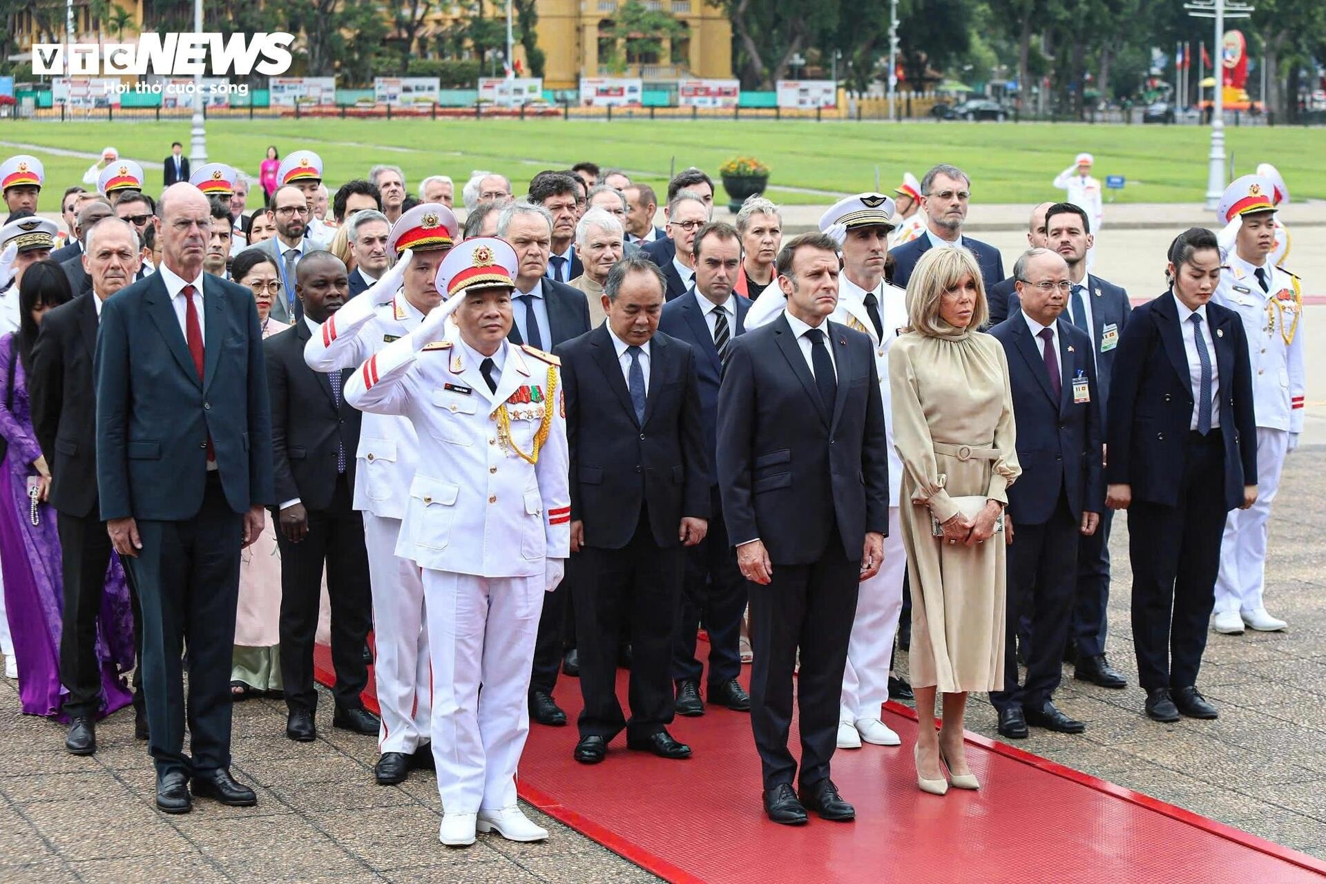 Tổng thống Pháp Emmanuel Macron và Phu nhân vào lăng viếng Chủ tịch Hồ Chí Minh - 5