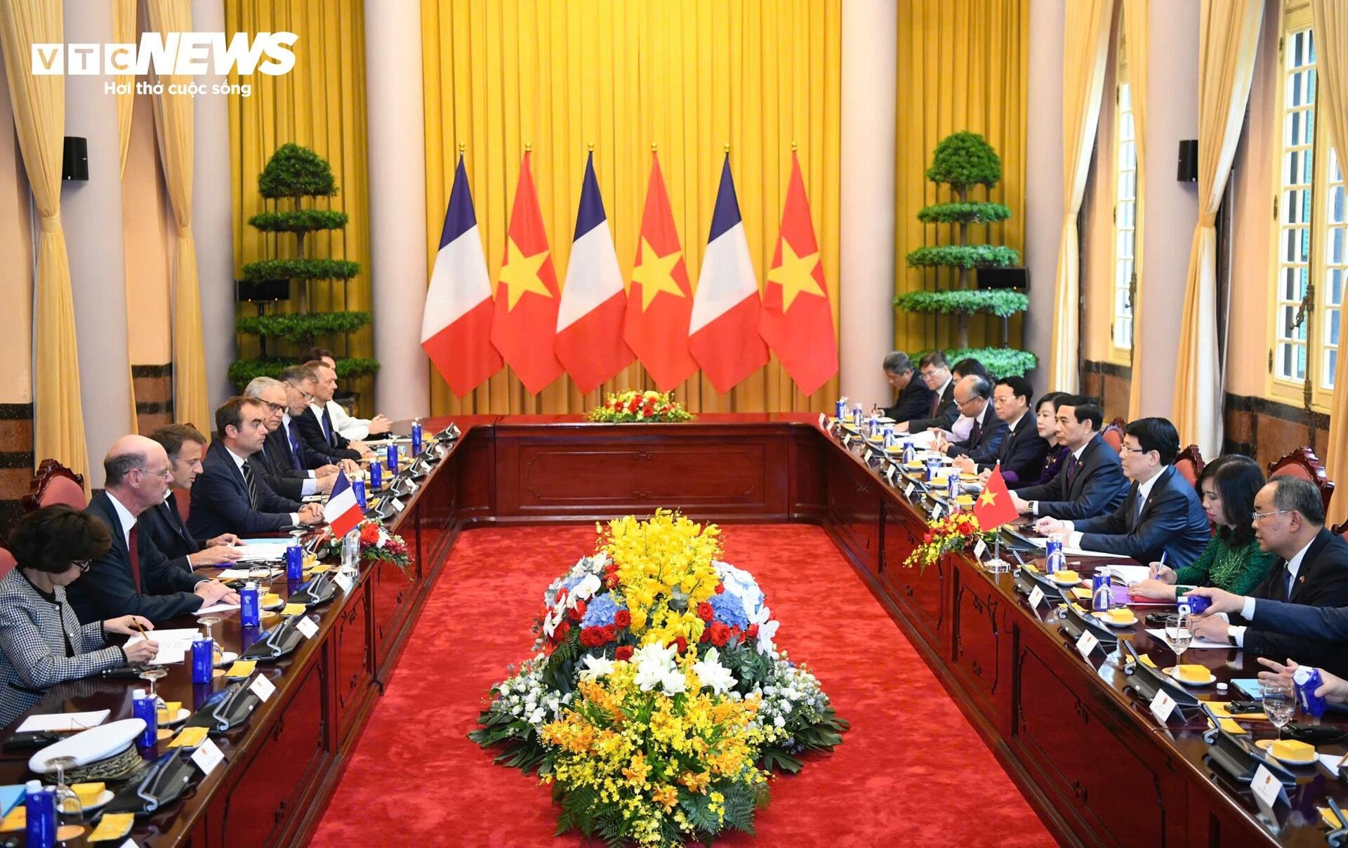 Tổng thống Pháp Emmanuel Macron và Phu nhân vào lăng viếng Chủ tịch Hồ Chí Minh - 8
