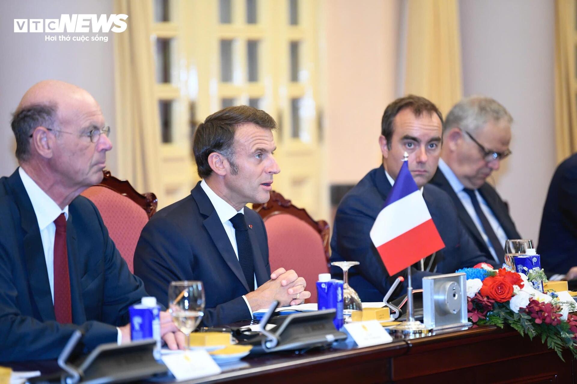 Tổng thống Pháp Emmanuel Macron và Phu nhân vào lăng viếng Chủ tịch Hồ Chí Minh - 11