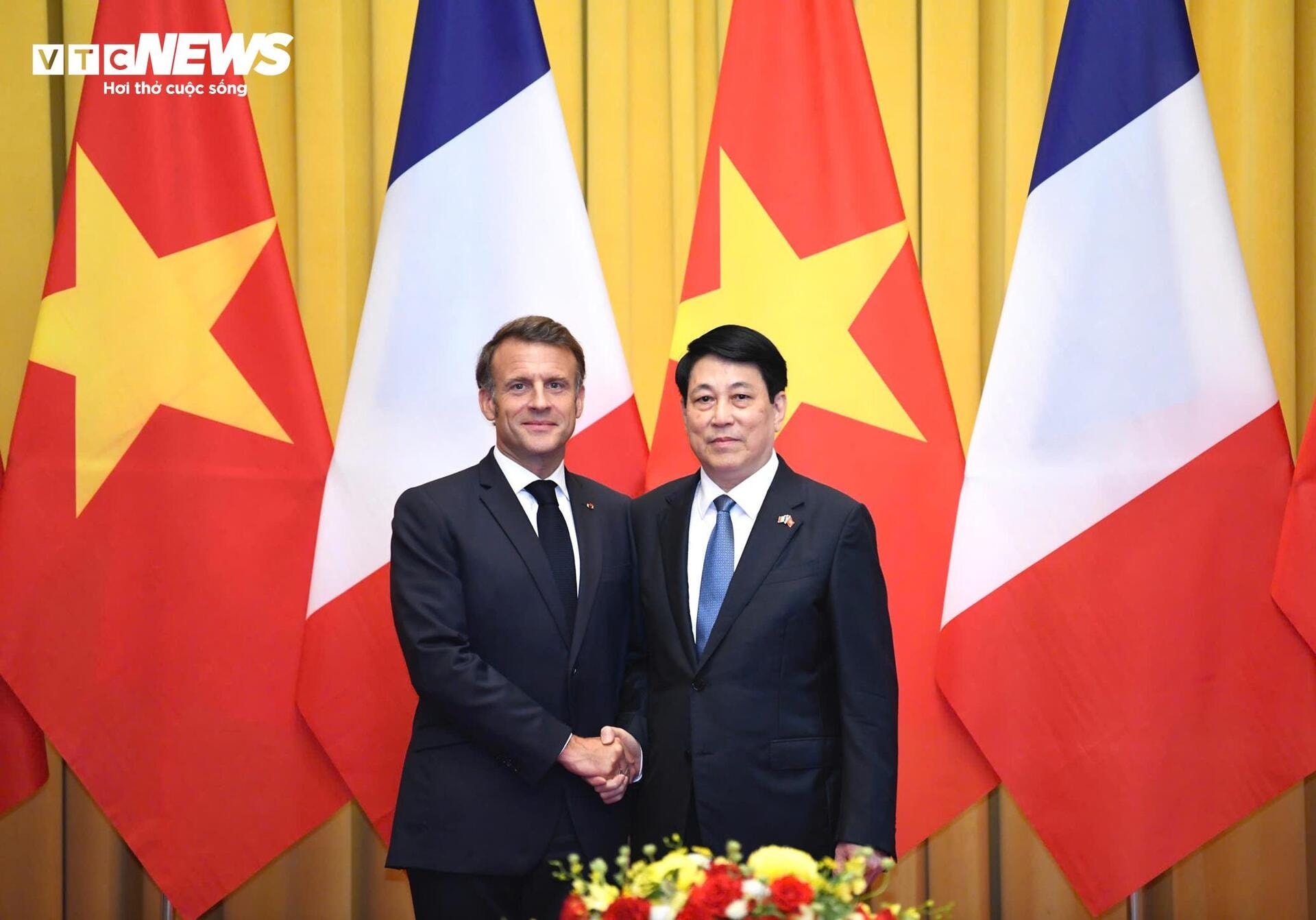 Tổng thống Pháp Emmanuel Macron và Phu nhân vào lăng viếng Chủ tịch Hồ Chí Minh - 9