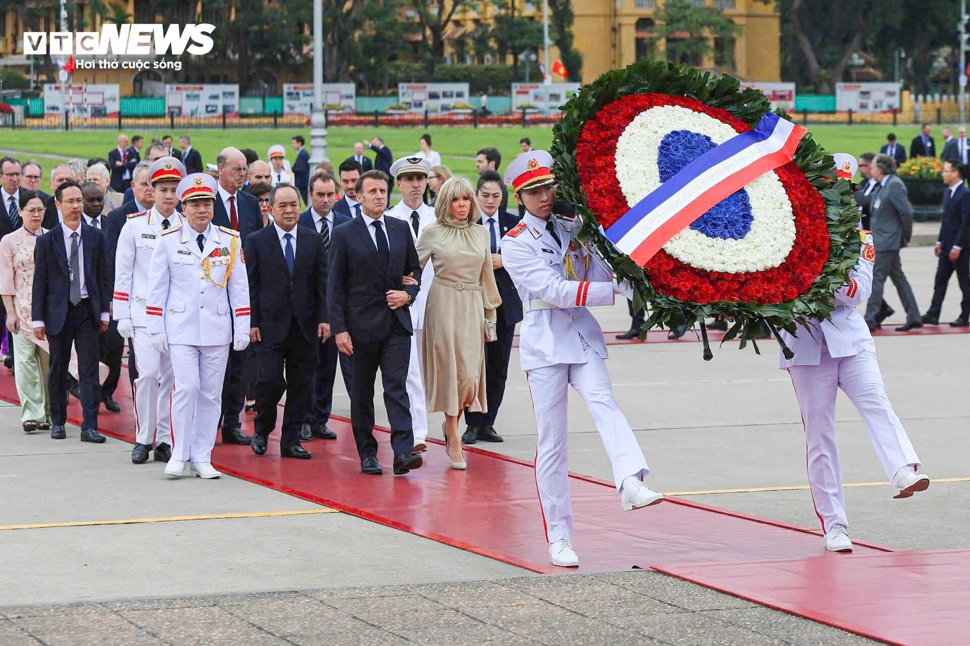 Tổng thống Pháp Emmanuel Macron và Phu nhân vào lăng viếng Chủ tịch Hồ Chí Minh - 1
