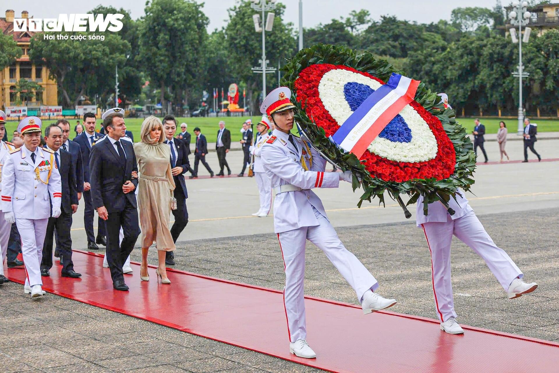 Tổng thống Pháp Emmanuel Macron và Phu nhân vào lăng viếng Chủ tịch Hồ Chí Minh - 2