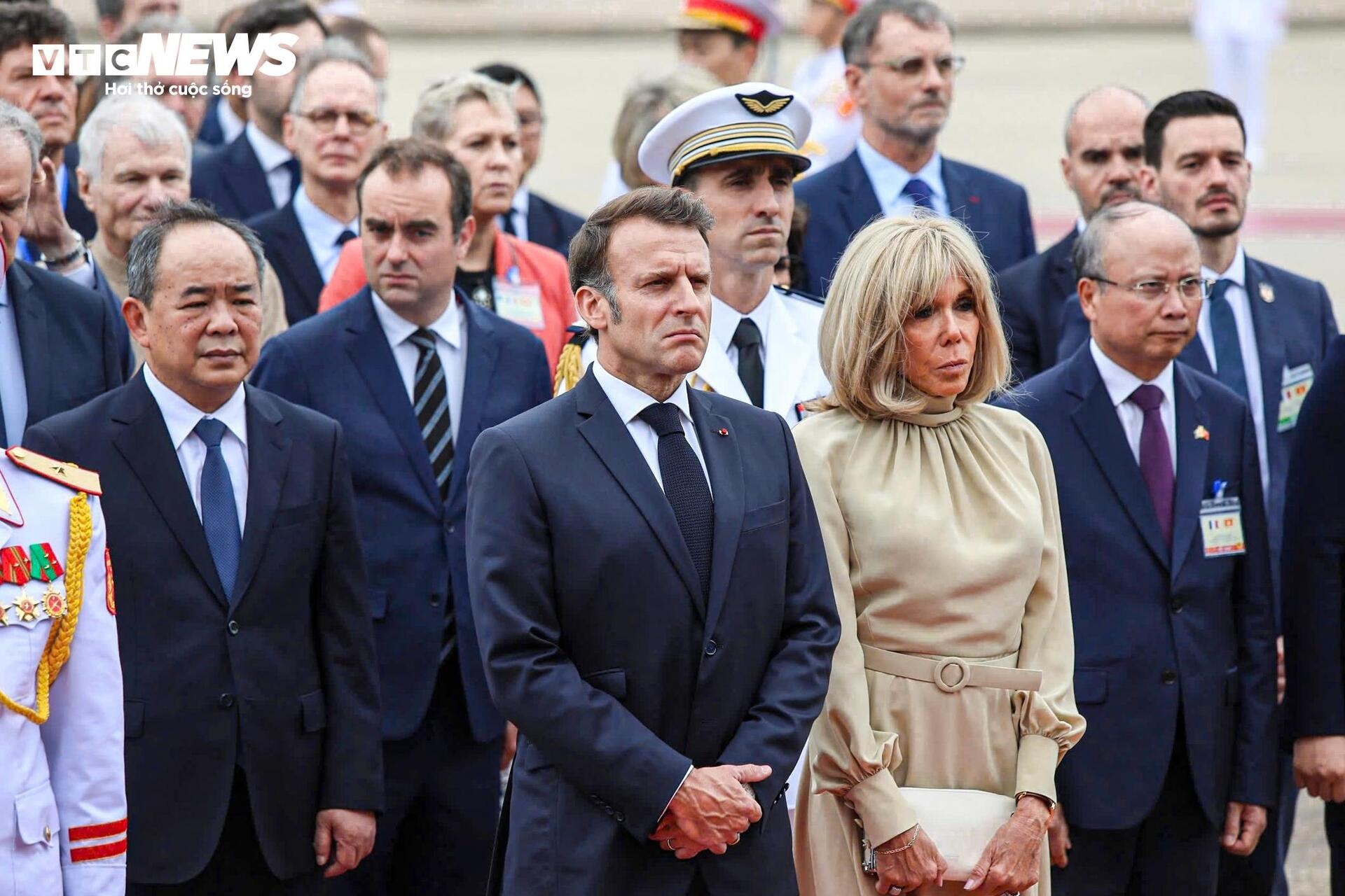 Tổng thống Pháp Emmanuel Macron và Phu nhân vào lăng viếng Chủ tịch Hồ Chí Minh - 6