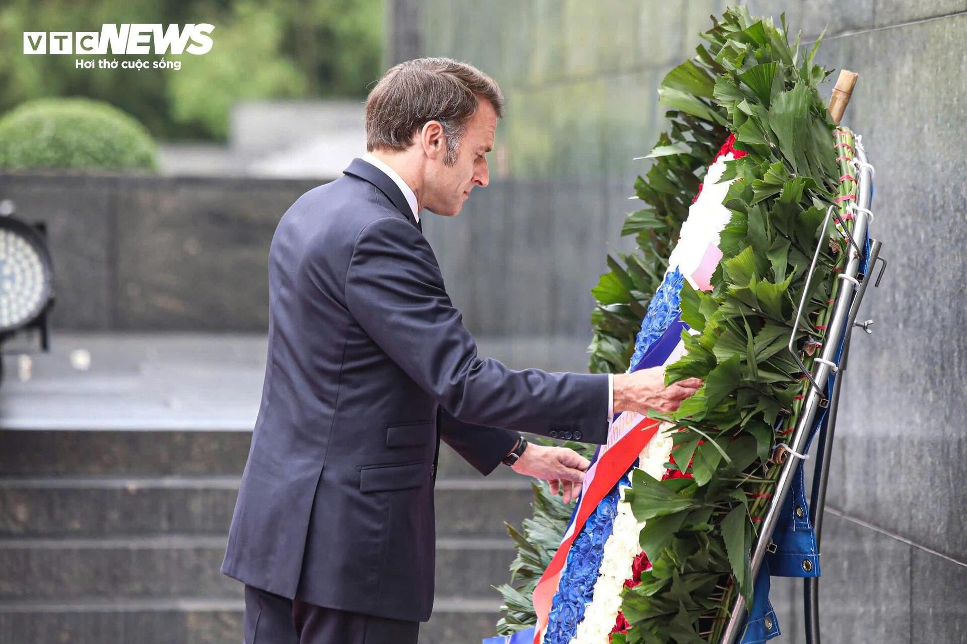 Tổng thống Pháp Emmanuel Macron và Phu nhân vào lăng viếng Chủ tịch Hồ Chí Minh - 3