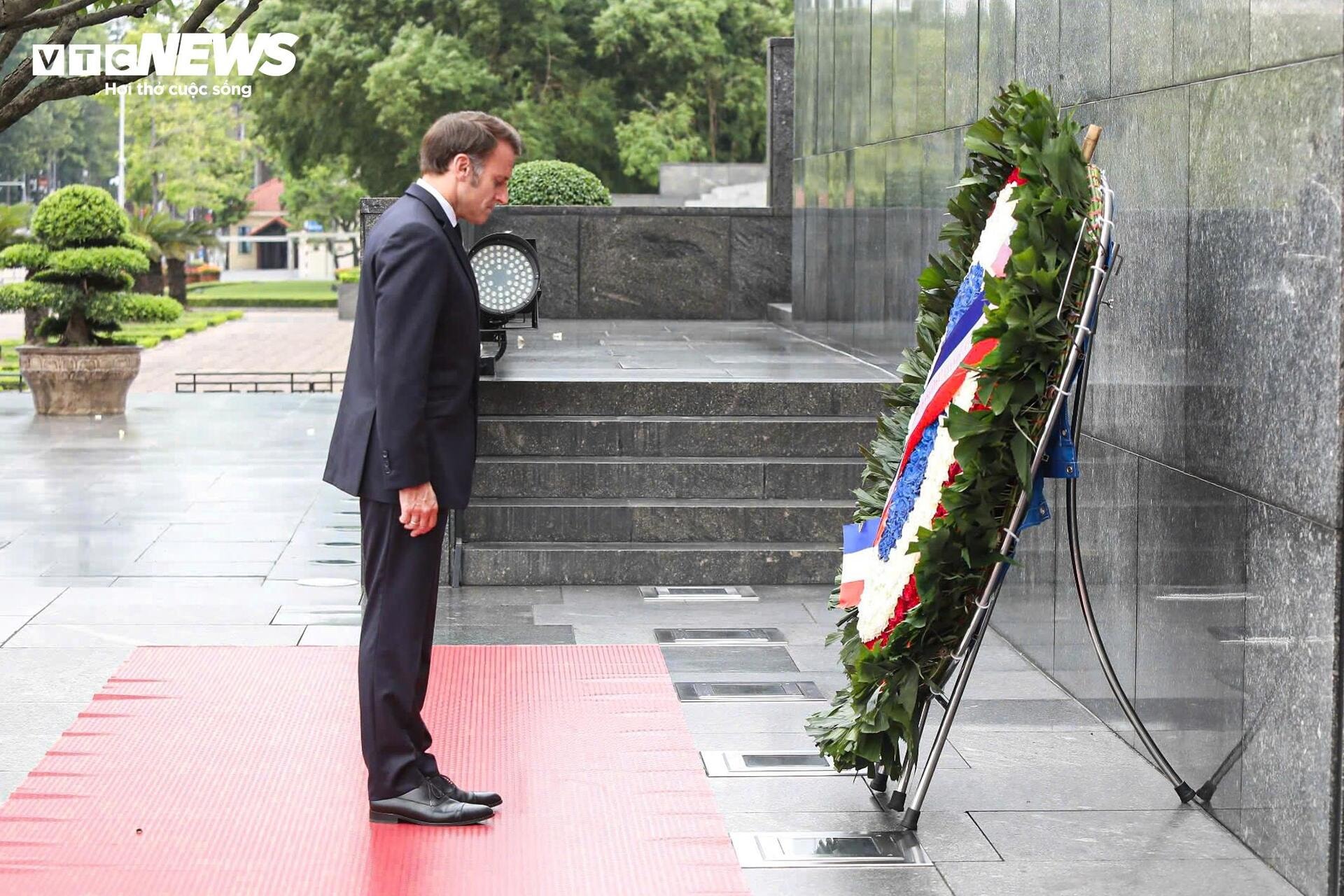 Tổng thống Pháp Emmanuel Macron và Phu nhân vào lăng viếng Chủ tịch Hồ Chí Minh - 4