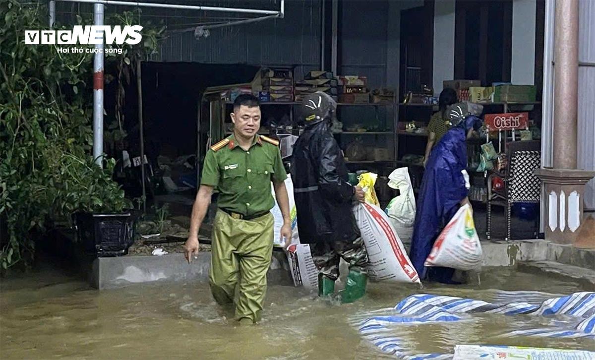 Hôm nay 26/5, mưa lớn tiếp diễn trên cả nước, nguy cơ lũ quét và sạt lở tại 8 tỉnh miền Trung. (Ảnh minh hoạ)