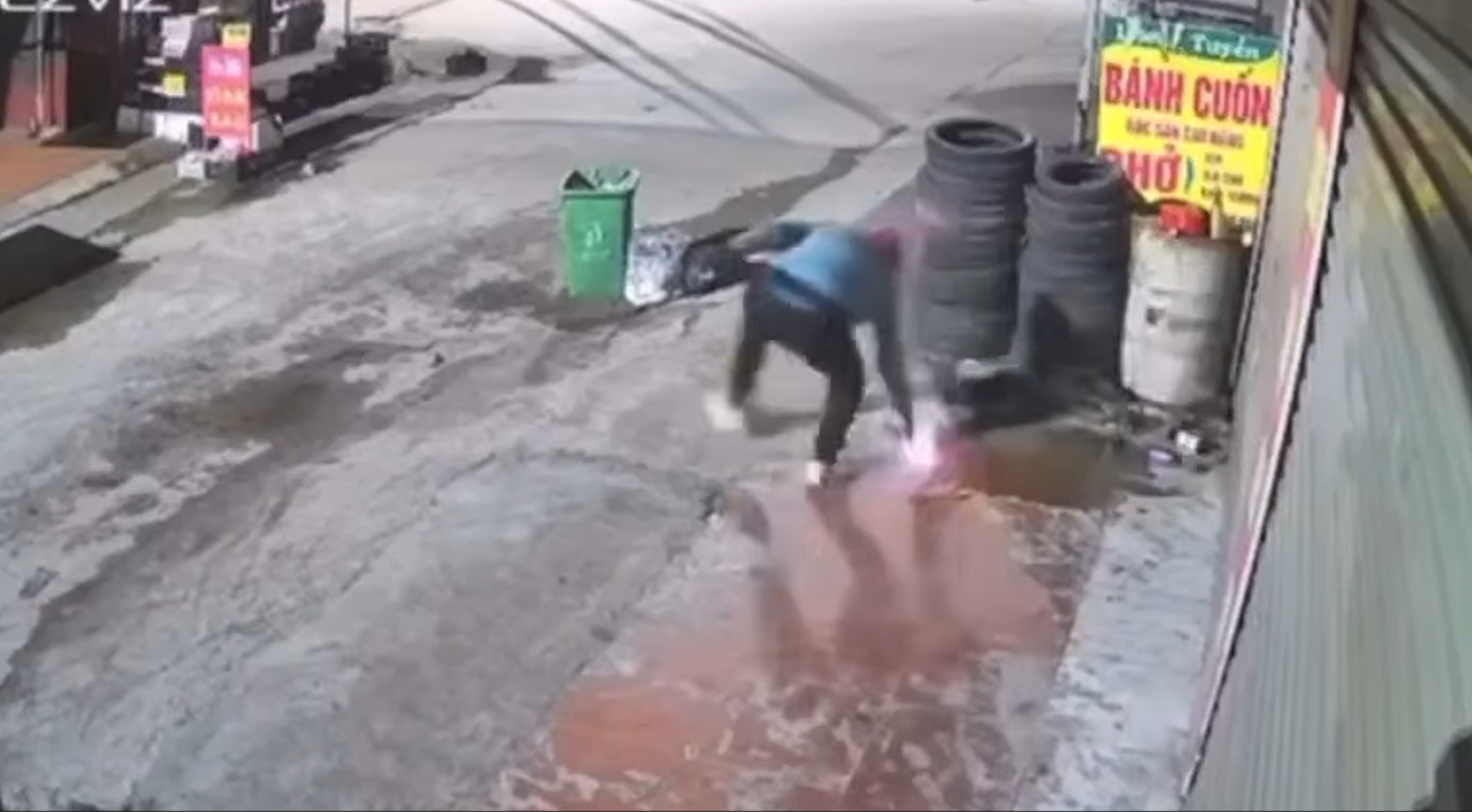 Hình ảnh nam thanh niên mặc áo xanh phóng hỏa ngôi nhà. (Ảnh cắt từ clip).
