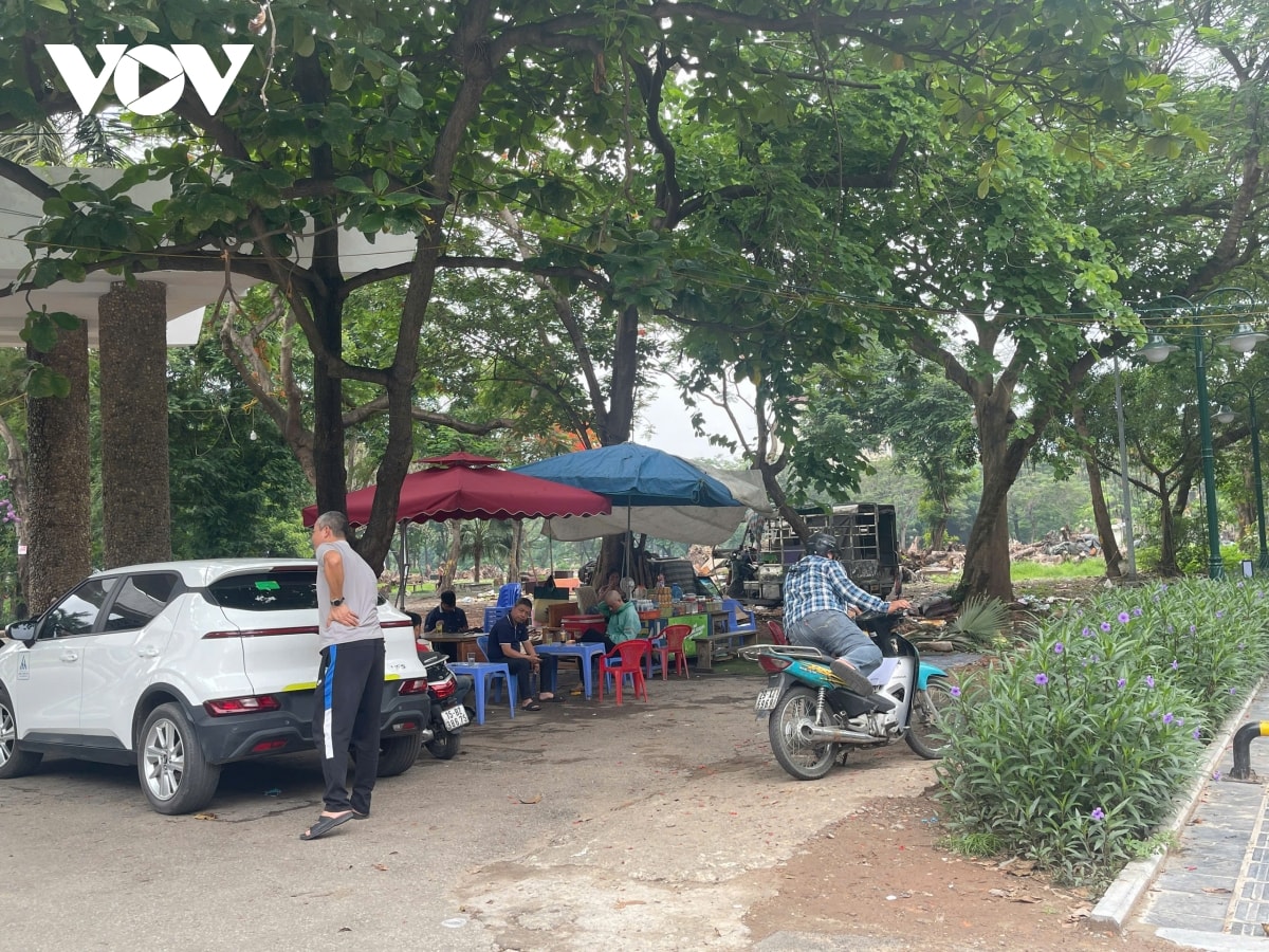 cong vien tuoi tre thu do van nhech nhac, hoang tan sau khi do rao chan hinh anh 7
