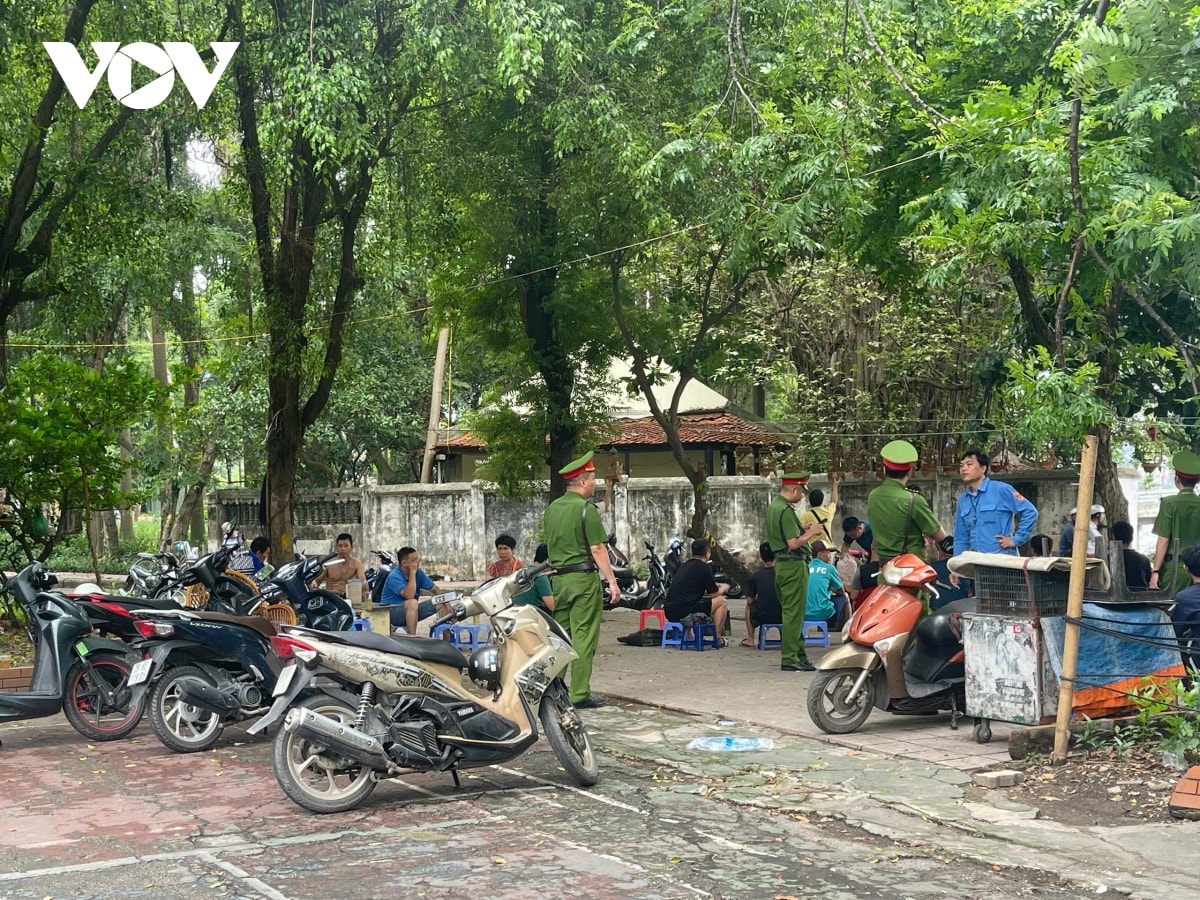 cong vien tuoi tre thu do van nhech nhac, hoang tan sau khi do rao chan hinh anh 10