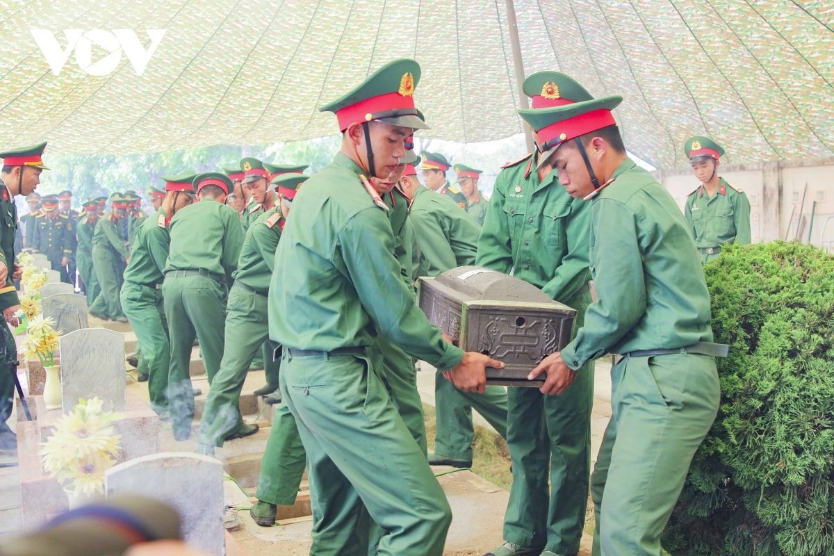 Điện biên truy điệu, an táng 7 liệt sĩ quân tình nguyện hy sinh tại lào hình ảnh 4 Dien bien truy dieu, an tang 7 liet si quan tinh nguyen hy sinh tai lao hinh anh 4