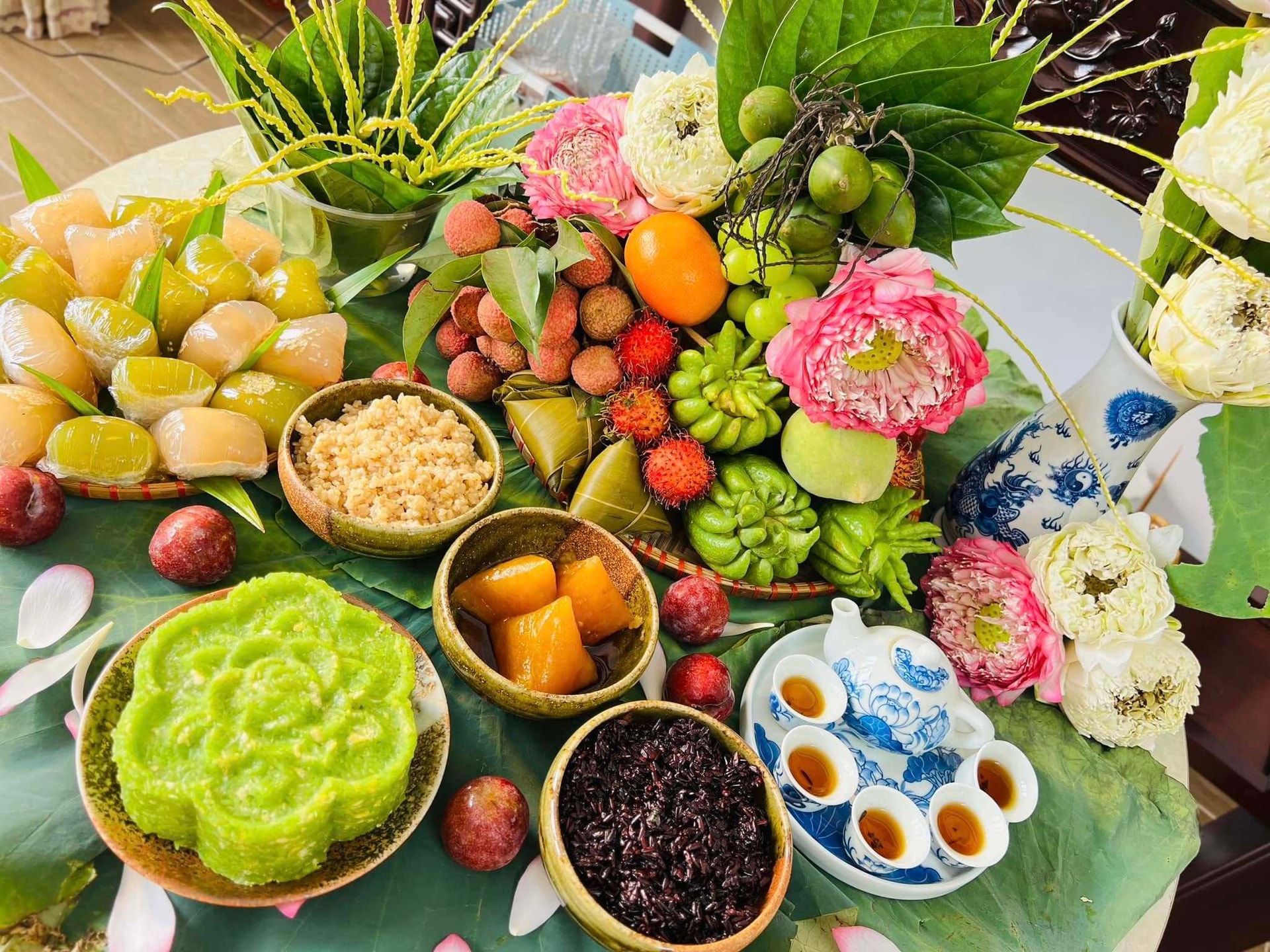 Mâm cúng gồm hoa quả còn có rượu nếp, bánh xu xuê, xôi cốm…(Ảnh: Nguyễn Hồng Thúy)