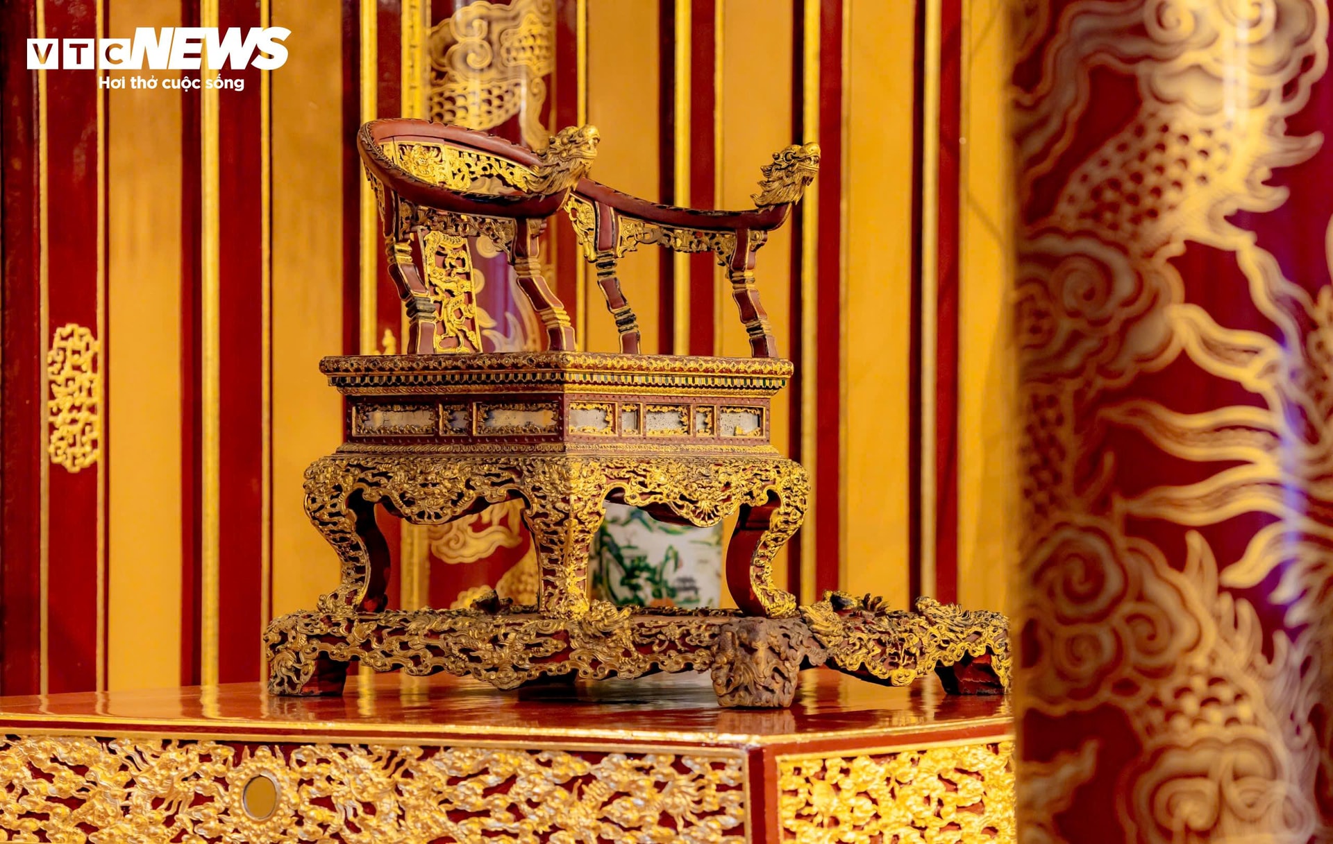 Trong 143 năm tồn tại của nhà Nguyễn, ngai vàng chưa bao giờ bị di chuyển khỏi vị trí ban đầu tại điện Thái Hoà. (Ảnh: Lê Hoàng)