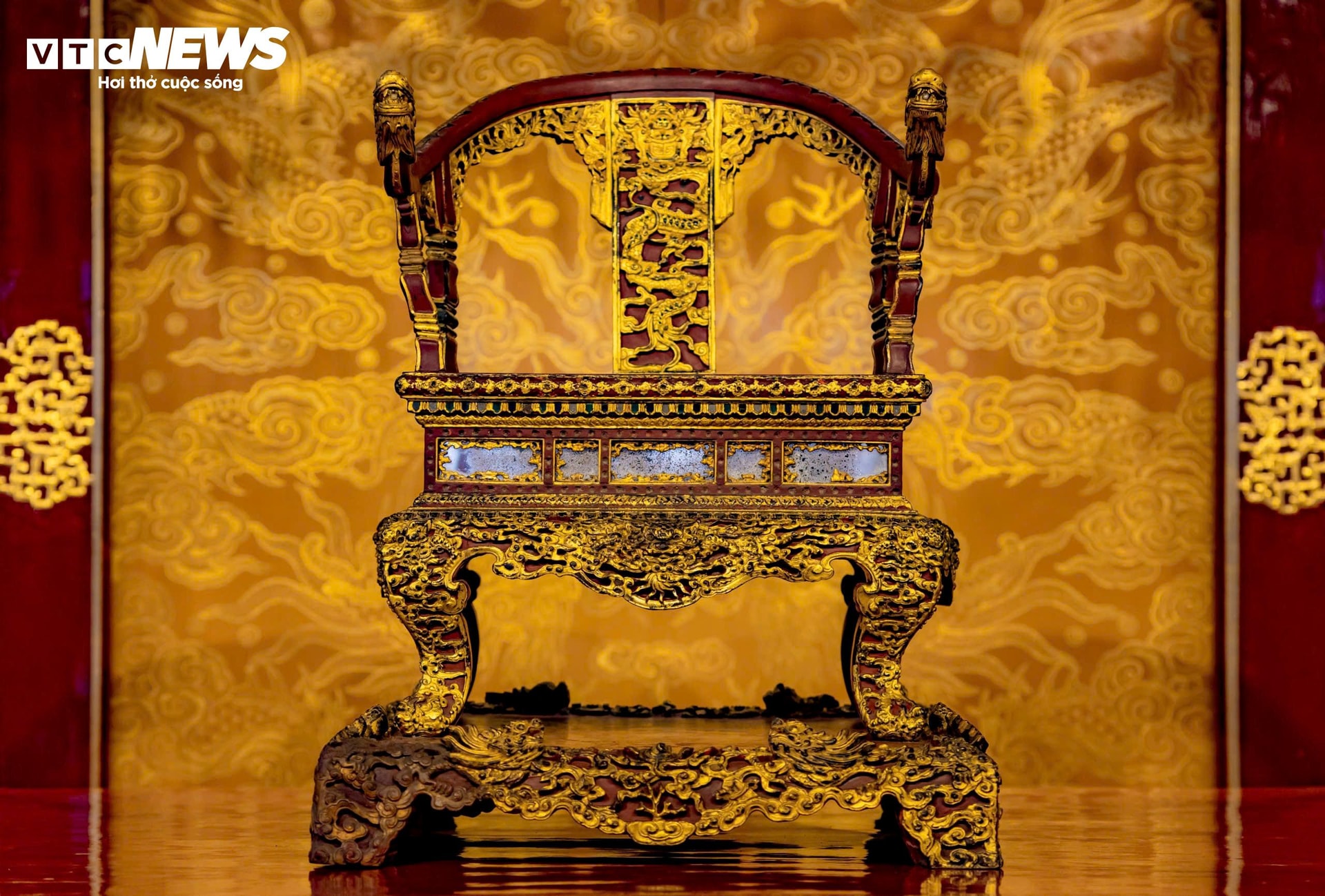 Ngai vua triều Nguyễn là bảo vật quốc gia, tính độc bản, thể hiện quyền uy tối thượng của vương triều. (Ảnh: Lê Hoàng)