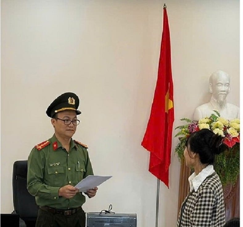 Một trong số 3 người phụ nữ bị khởi tố vì vận chuyển trái phép tiền tệ qua biên giới. (Ảnh: C.A)