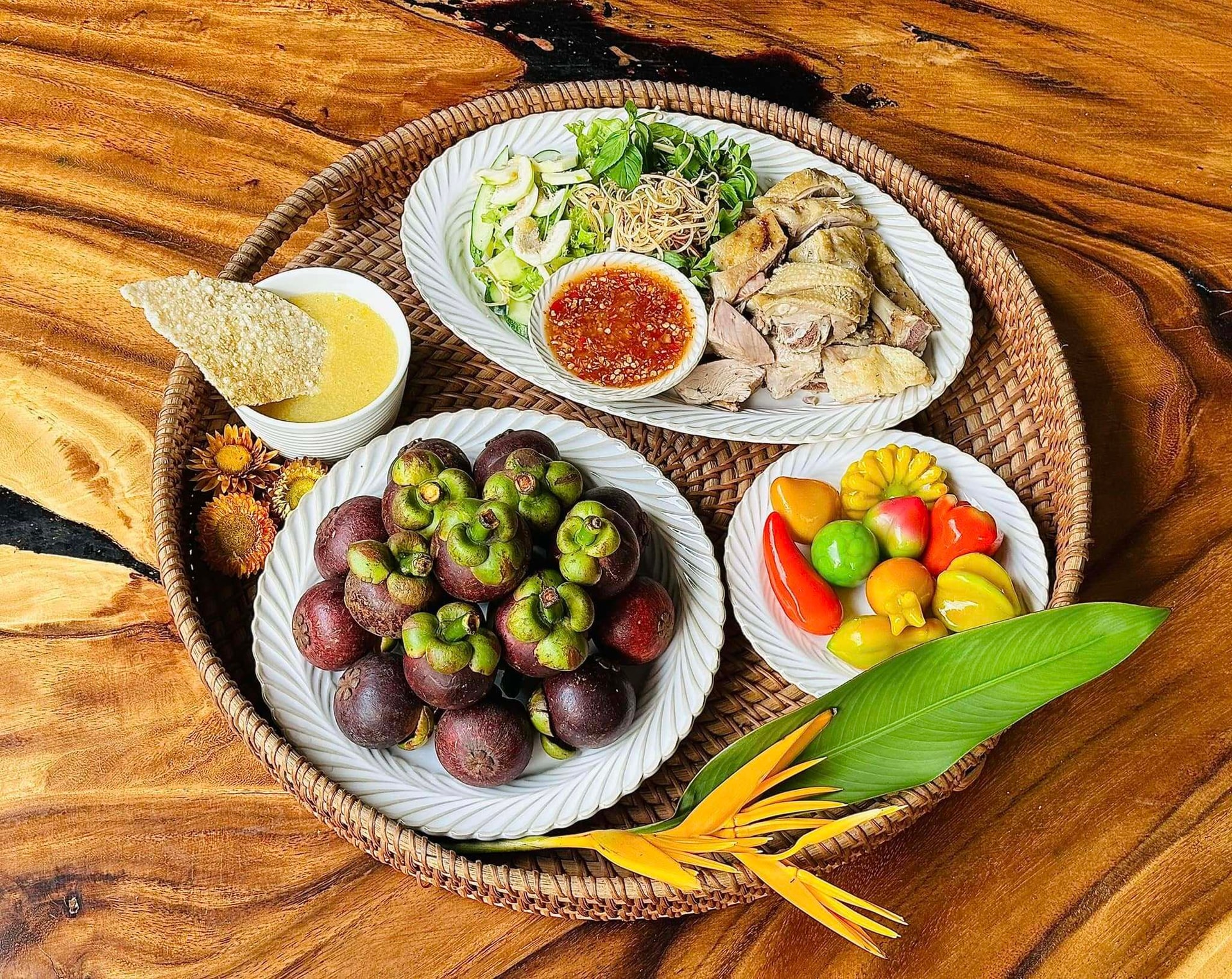 Mâm cúng Tết Đoan ngọ đơn giản của người Huế có chè kê và thịt vịt. (Ảnh: Nhi Trương)