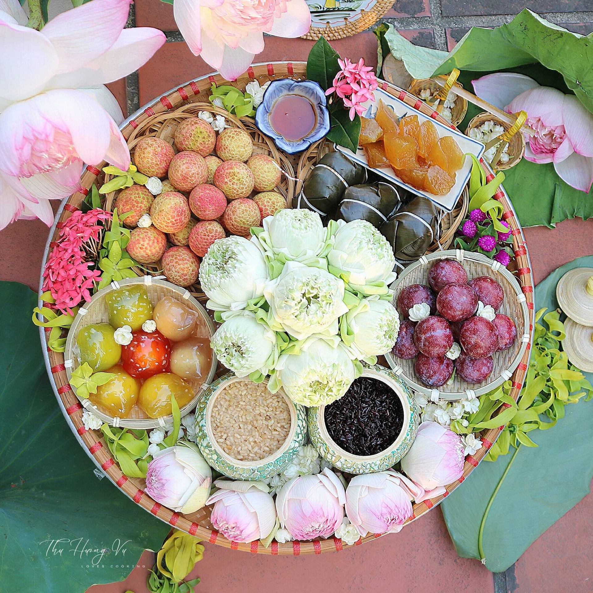 Mâm cúng Tết Đoan ngọ ở miền Bắc được bày biện đẹp mắt. (Ảnh: Vũ Thu Hương)