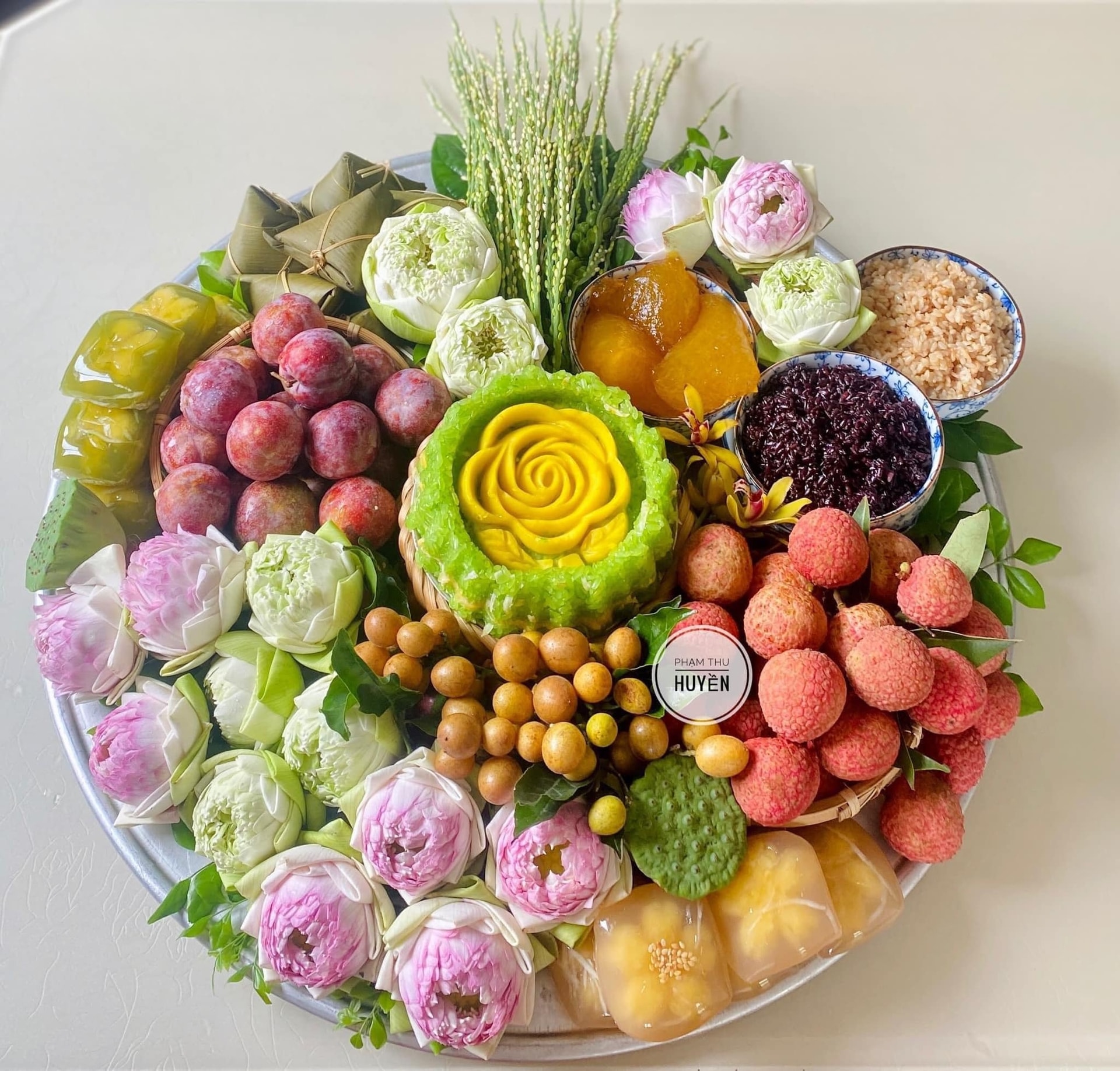 Người xưa quan niệm việc ăn rượu nếp, trái cây chua vào sáng sớm giúp diệt trừ sâu bọ trong ngày Tết Đoan ngọ. (Ảnh: Phạm Thu Huyền)