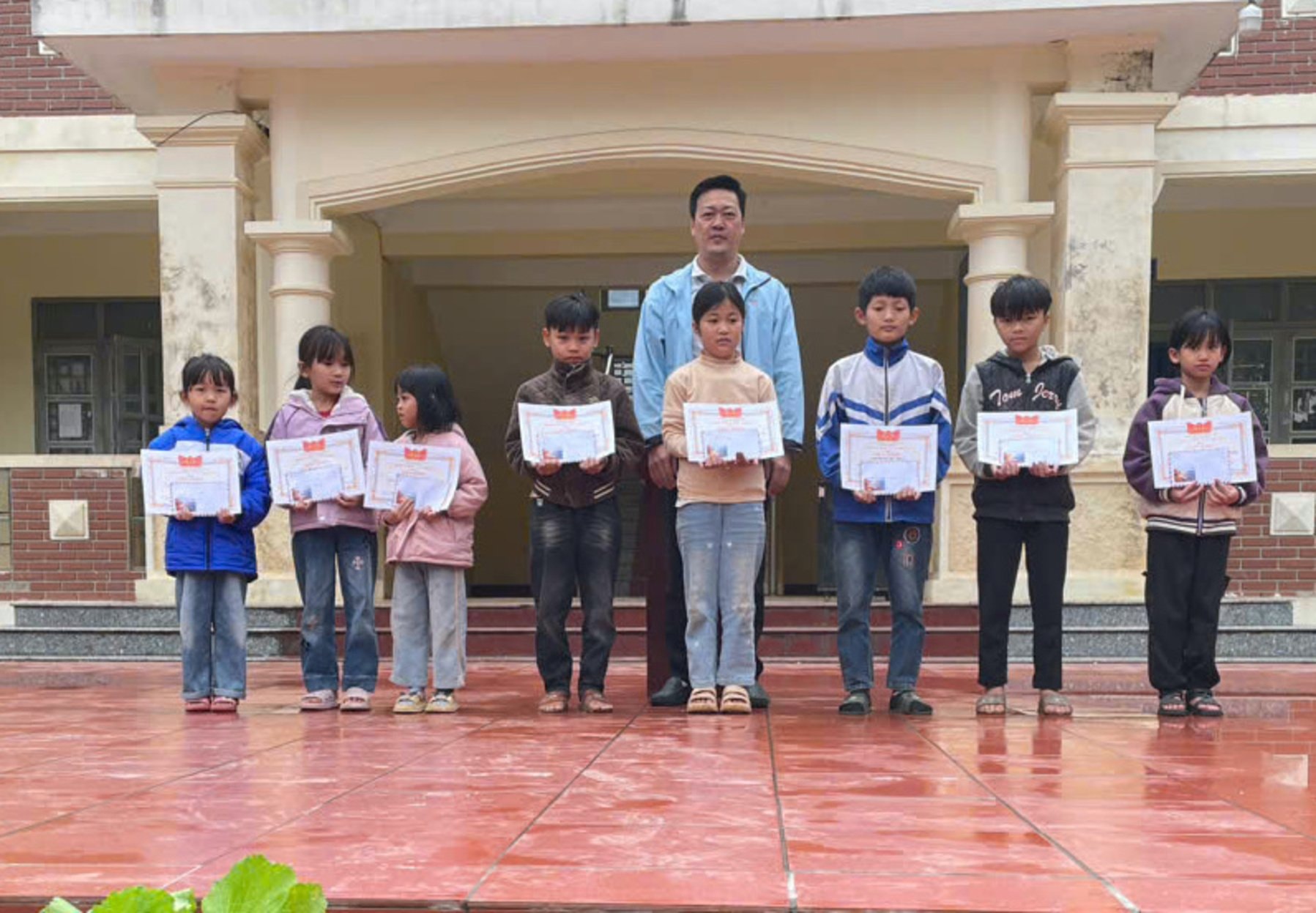 Thầy Phạm Quốc Bảo cùng học trò. (Ảnh: NVCC)