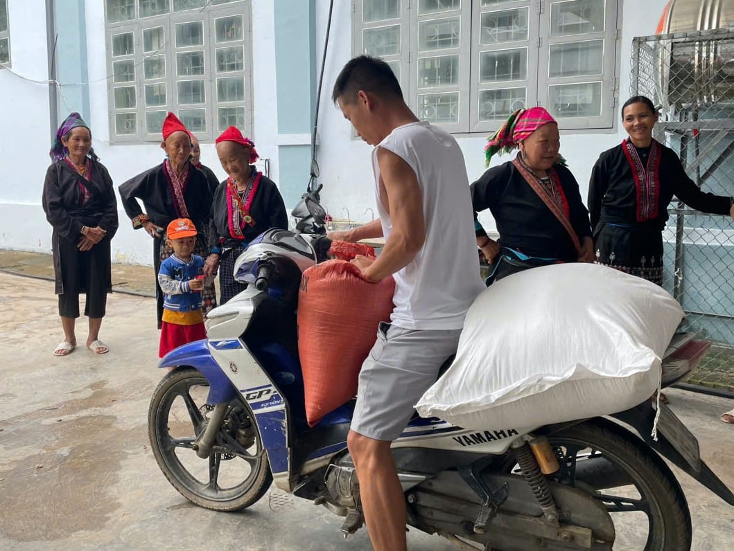 Phụ huynh phấn khởi chở gạo về nhà. (Ảnh: NVCC)
