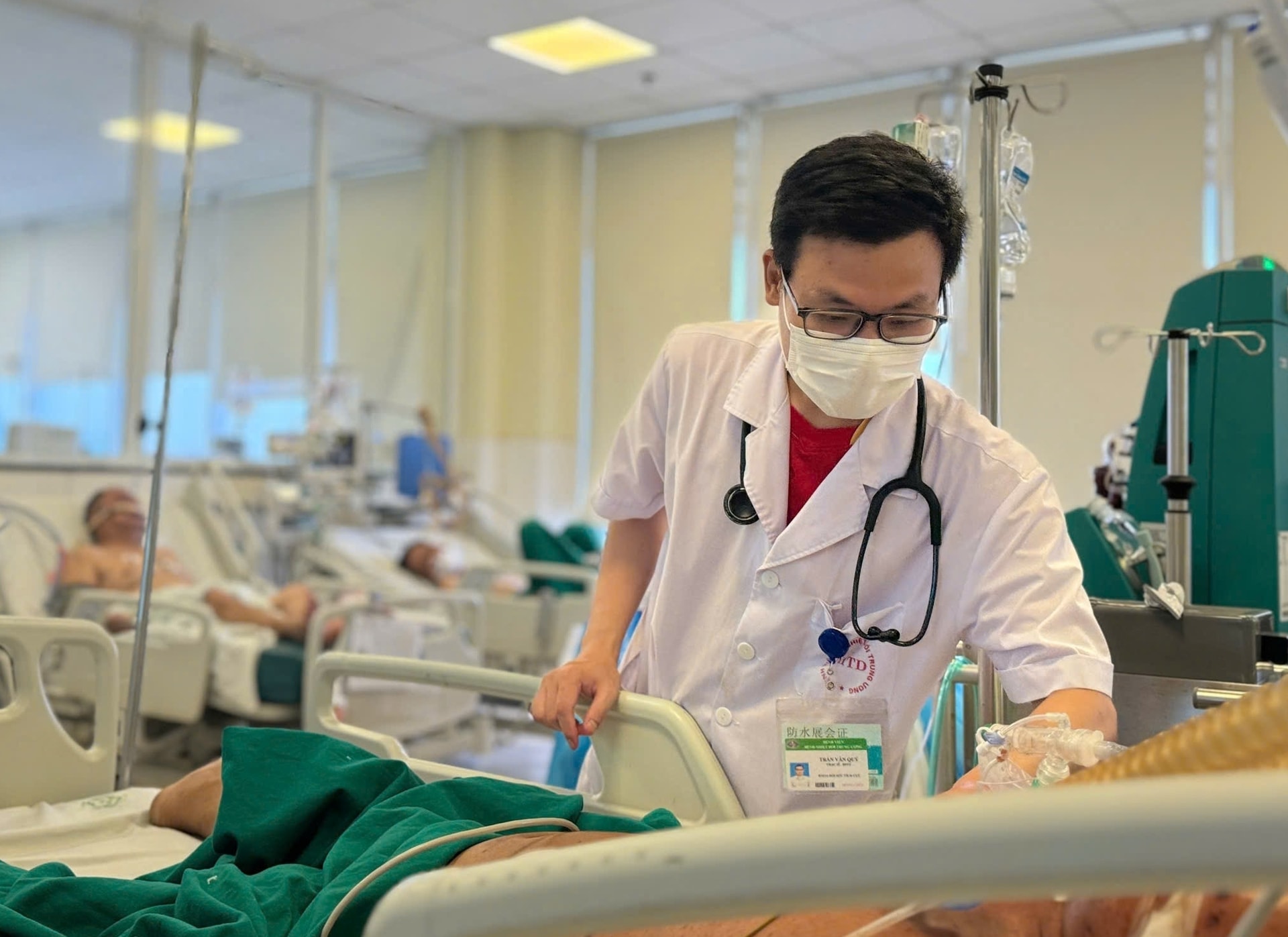 Nhân viên y tế chăm sóc sức khoẻ người bệnh thuỷ đậu. (Ảnh: Thanh Đặng)