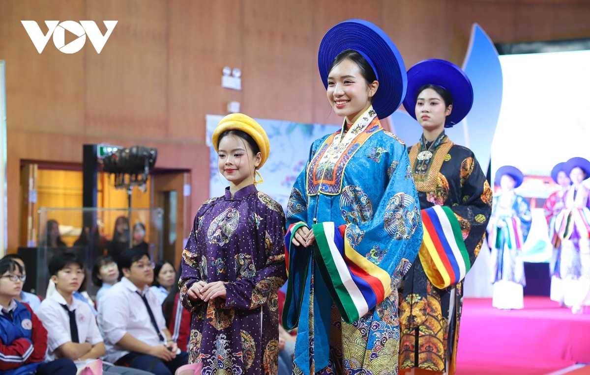 kết nối di sản huế - hạ long qua trình diễn áo dài bên bờ vịnh hình ảnh 2 ket noi di san hue - ha long qua trinh dien ao dai ben bo vinh hinh anh 2