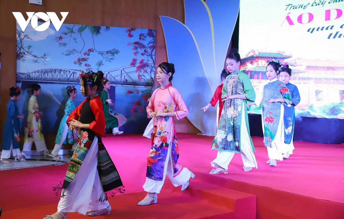 kết nối di sản huế - hạ long qua trình diễn áo dài bên bờ vịnh hình ảnh 3 ket noi di san hue - ha long qua trinh dien ao dai ben bo vinh hinh anh 3