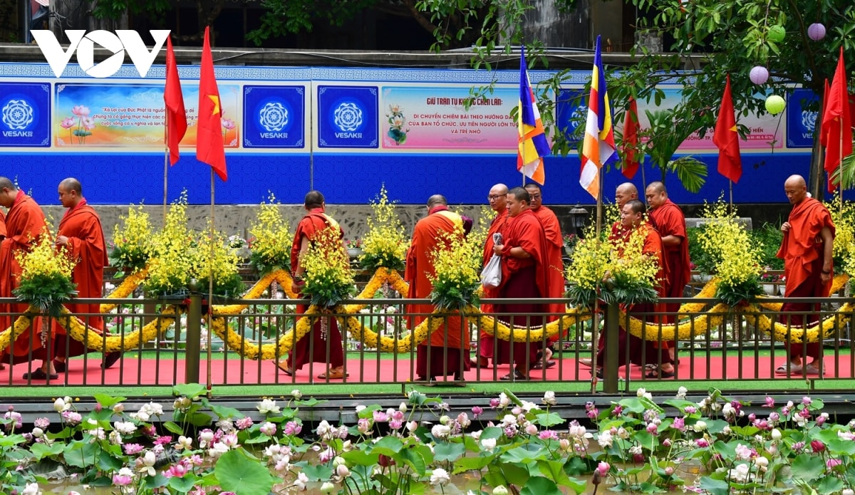 phat tu bat khoc khi chiem bai xa loi Duc phat tai chua chuong o hung yen hinh anh 5
