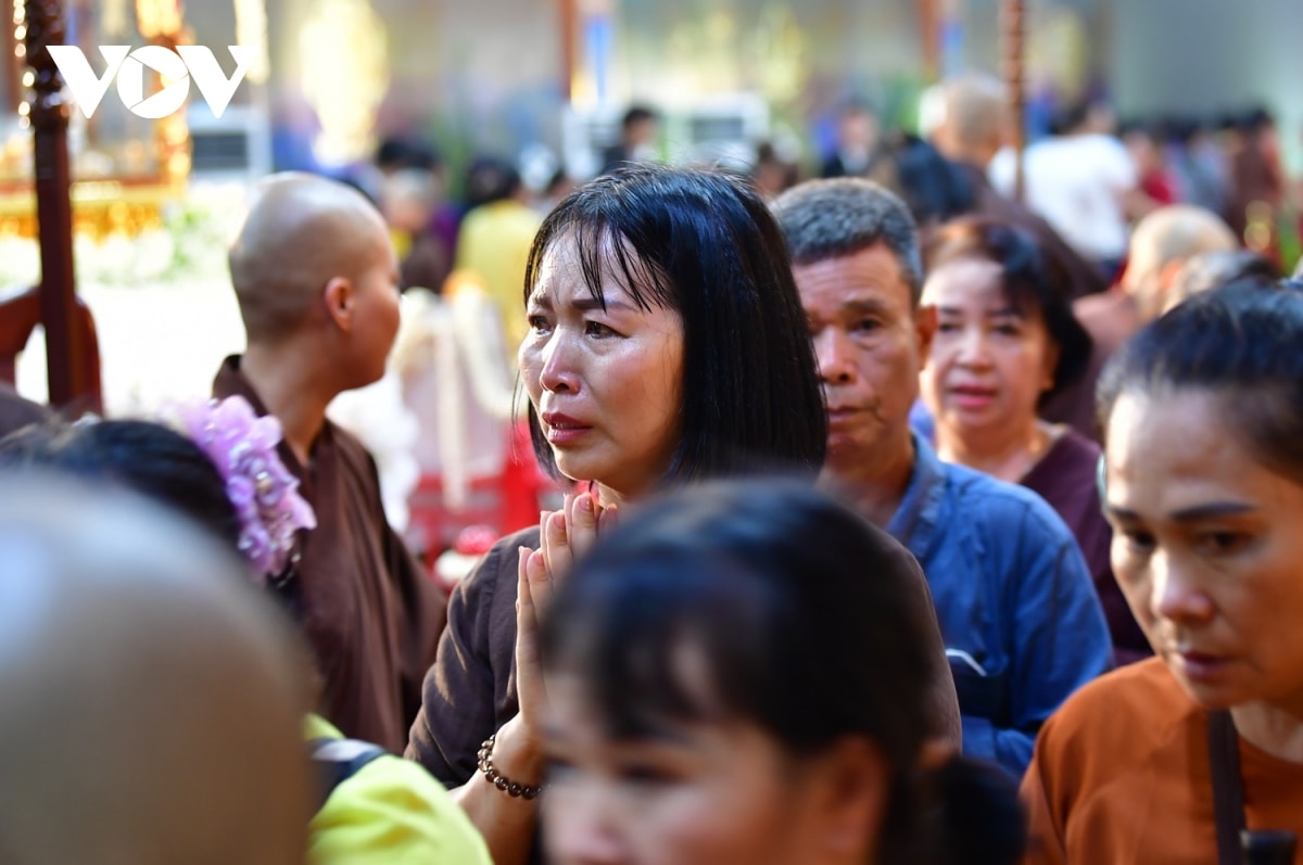 phat tu bat khoc khi chiem bai xa loi Duc phat tai chua chuong o hung yen hinh anh 9