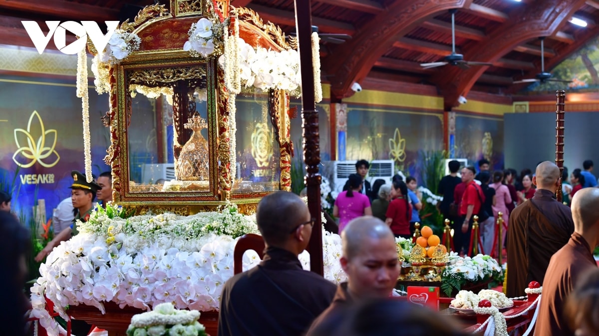 phat tu bat khoc khi chiem bai xa loi Duc phat tai chua chuong o hung yen hinh anh 8