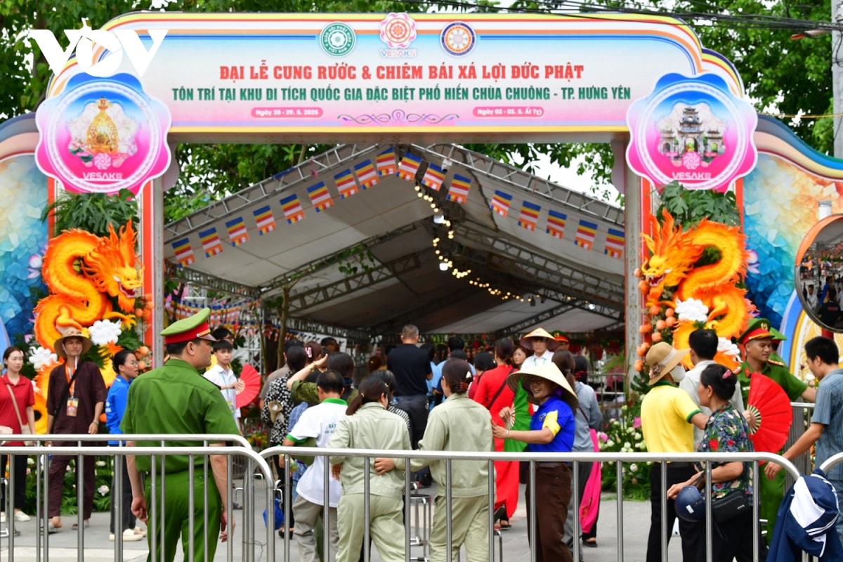 phat tu bat khoc khi chiem bai xa loi Duc phat tai chua chuong o hung yen hinh anh 3