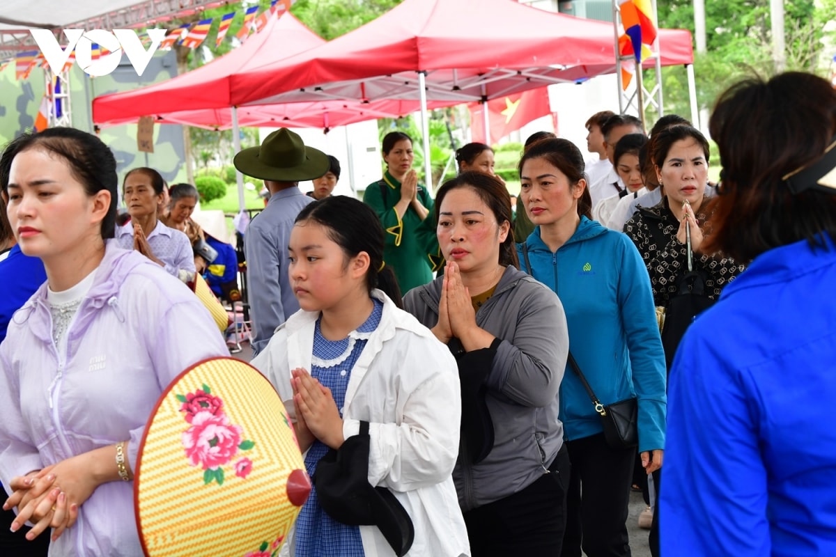 phat tu bat khoc khi chiem bai xa loi Duc phat tai chua chuong o hung yen hinh anh 1