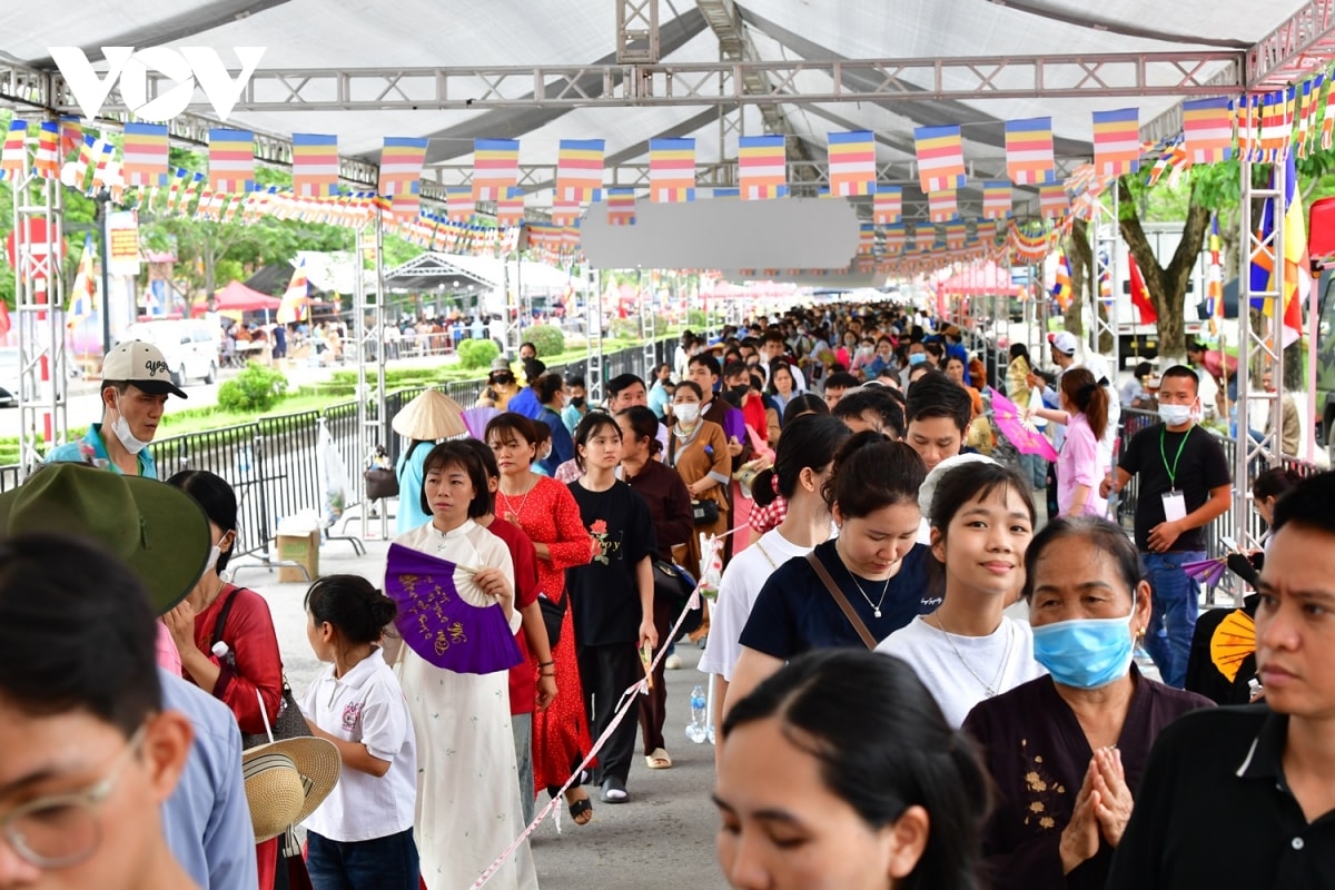 phat tu bat khoc khi chiem bai xa loi Duc phat tai chua chuong o hung yen hinh anh 2