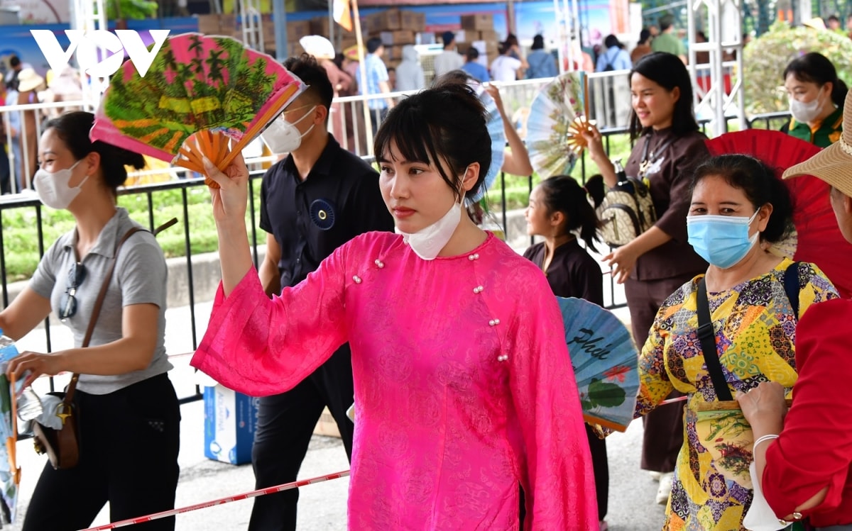 phat tu bat khoc khi chiem bai xa loi Duc phat tai chua chuong o hung yen hinh anh 4
