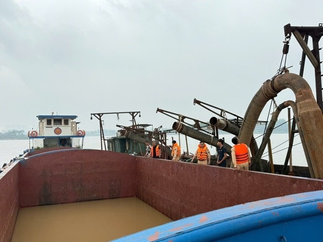 Ổ nhóm cát tặc điều khiển tàu bỏ chạy trên sông hồng khi bị công an phát hiện hình ảnh 1 O nhom cat tac dieu khien tau bo chay tren song hong khi bi cong an phat hien hinh anh 1