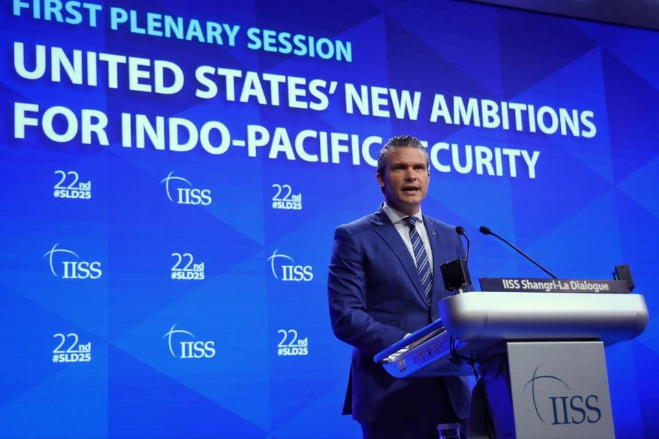 Bộ trưởng Quốc phòng Mỹ Pete Hegseth phát biểu tại diễn đàn Đối thoại Shangri-La Singapore 2025. (Ảnh: KEVIN LIM)