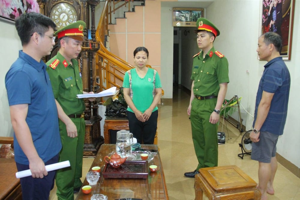 Công an đọc quyết định khởi tố bị can Trần Thị Toan. (Ảnh: Thanh Tuấn)